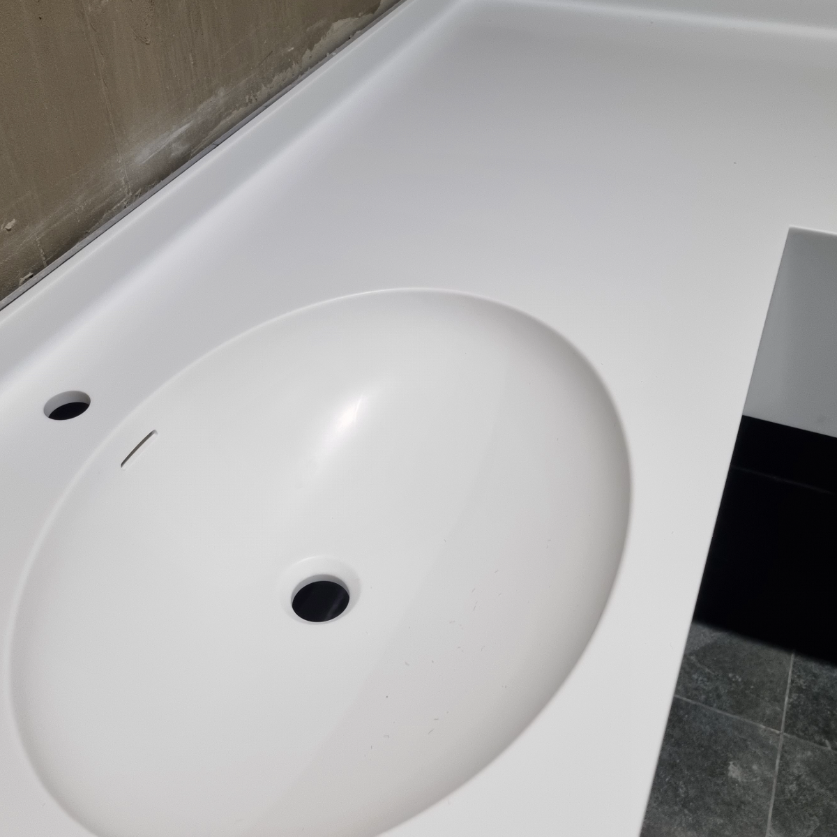 Umywalka z owalną misą z Solid Surface